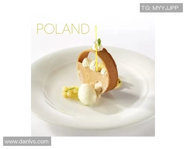 球星头像与足球元素完美融合的创意蛋糕设计，展现运动与甜点的双重魅力