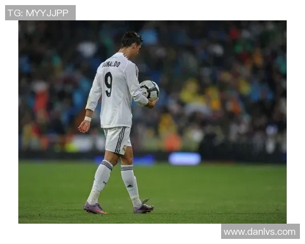 足球明星背影定格瞬间展现运动魅力与无尽拼搏精神