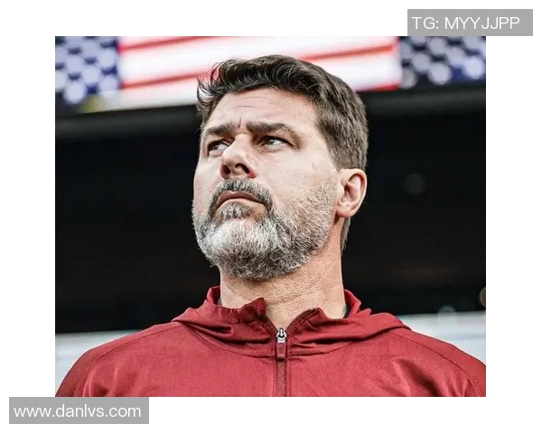 足球球星因失误摔入观众席瞬间引发惊呼 视频曝光引发热议