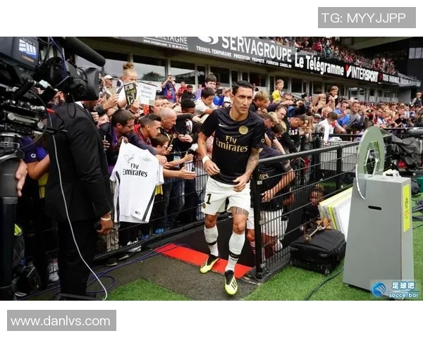 足球球星短裤背后的秘密:设计与舒适性的完美融合 足球球星短裤背后的秘密:设计与舒适性的完美融合